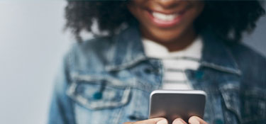 Mujer revisando algo en el teléfono celular.