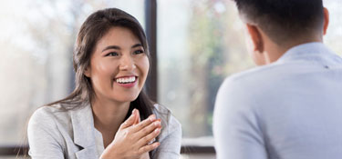 mujer mirando al hombre mientras discuten algo